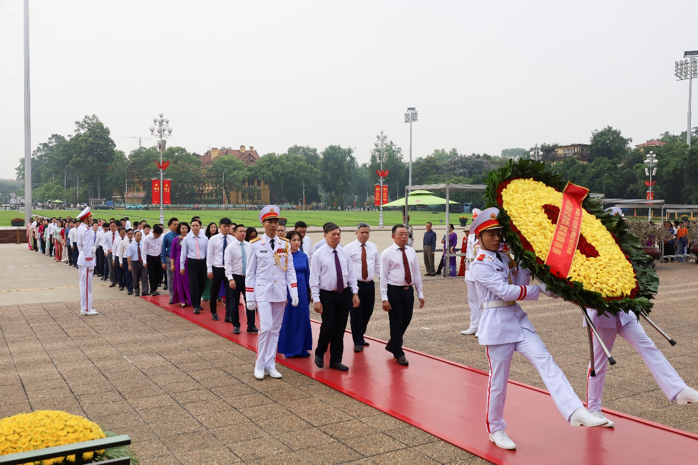 Une délégation de fonctionnaires et d'officiels de la Commission centrale d'inspection a visité le mausolée de l'Oncle Ho à l'occasion du 134e anniversaire du président Ho Chi Minh.