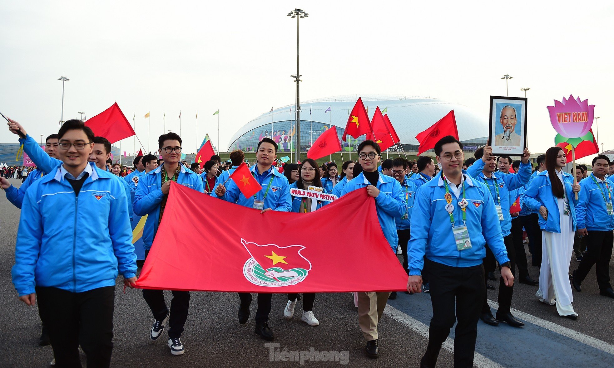 Bandera roja con estrella amarilla ondeando en el Festival Mundial de la Juventud 2024 foto 4