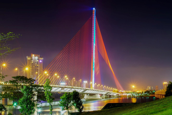 Le pont Tran Thi Ly (Da Nang) scintille la nuit. Photo : Source nécessaire