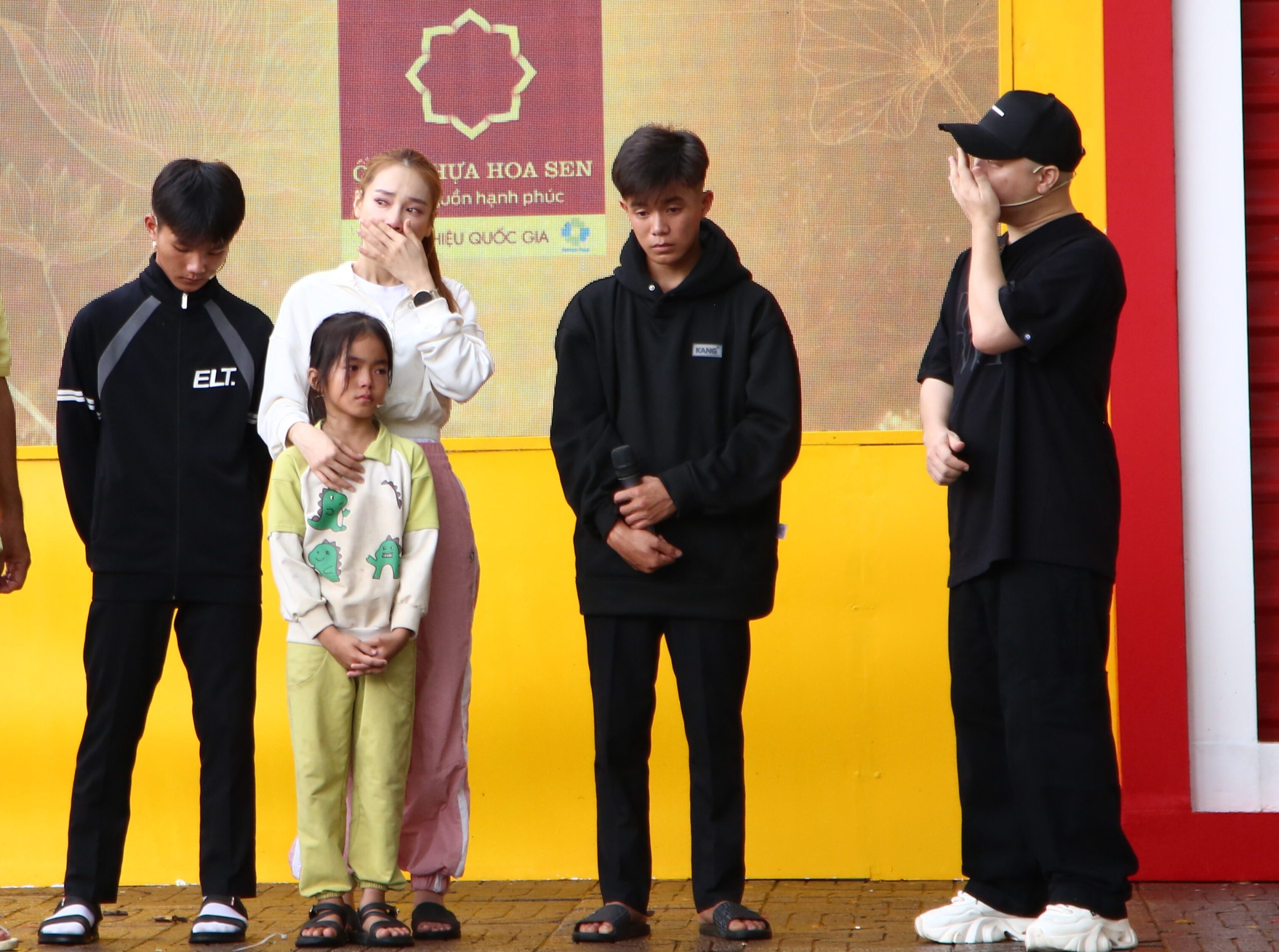 Los tres hermanos Kim Ngan durante la grabación del programa Vietnamese Family Home