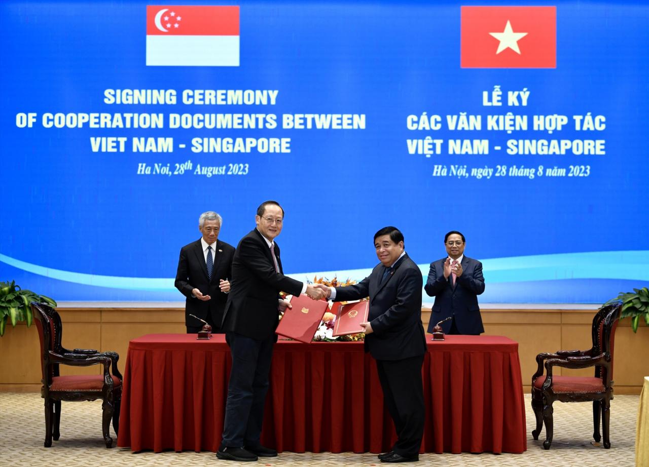 Le ministre de la Planification et de l'Investissement, Nguyen Chi Dung (à droite), et le ministre de la Main-d'œuvre et deuxième ministre du Commerce et de l'Industrie de Singapour, Tan See Leng (à gauche), ont signé. Photo : Hai Nguyen