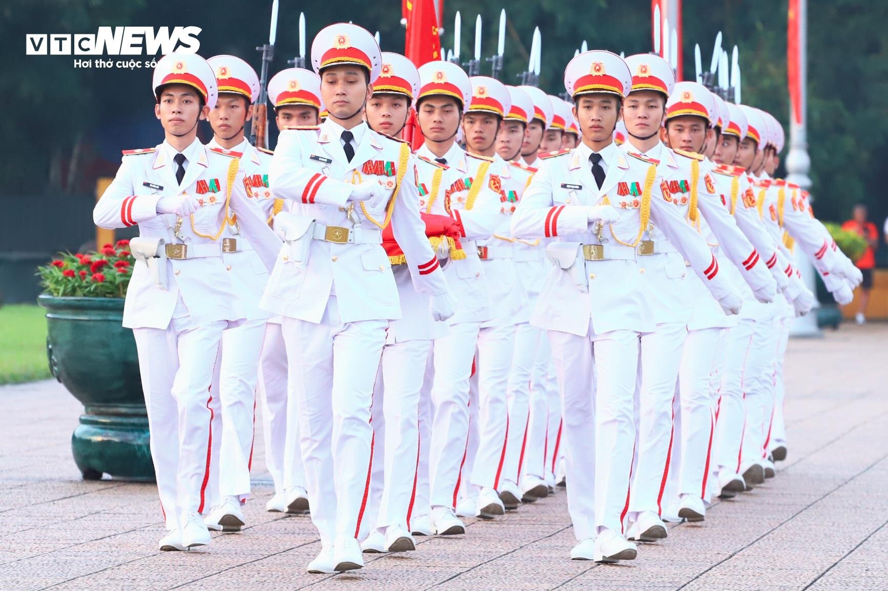 Thousands of people lined up from early morning to watch the flag-raising ceremony to celebrate National Day September 2 - 4