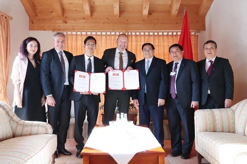 [Foto] Destacadas actividades del Primer Ministro Pham Minh Chinh en Davos, Suiza foto 7