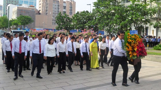 Đoàn đại biểu Khối Thi đua 1 dâng hoa tưởng niệm Chủ tịch Hồ Chí Minh