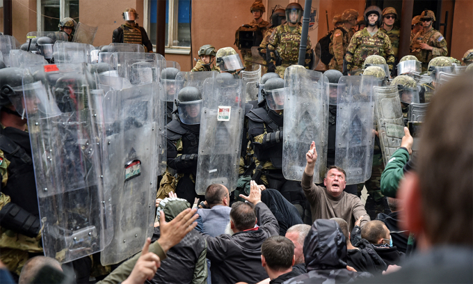 Manifestantes serbios se sientan frente a los soldados de la OTAN en la ciudad de Zvecan, Kosovo, el 29 de mayo. Foto: Reuters