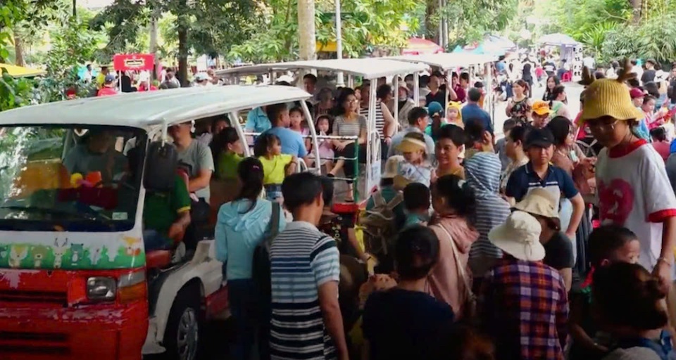 តំបន់​រថយន្ត​ក្រុង​មាន​អ្នក​ទេសចរ​ច្រើន​កុះករ ប៉ុន្តែ​មិន​មាន​ការ​ចោម​រោម ឬ​ចលាចល​ឡើយ។