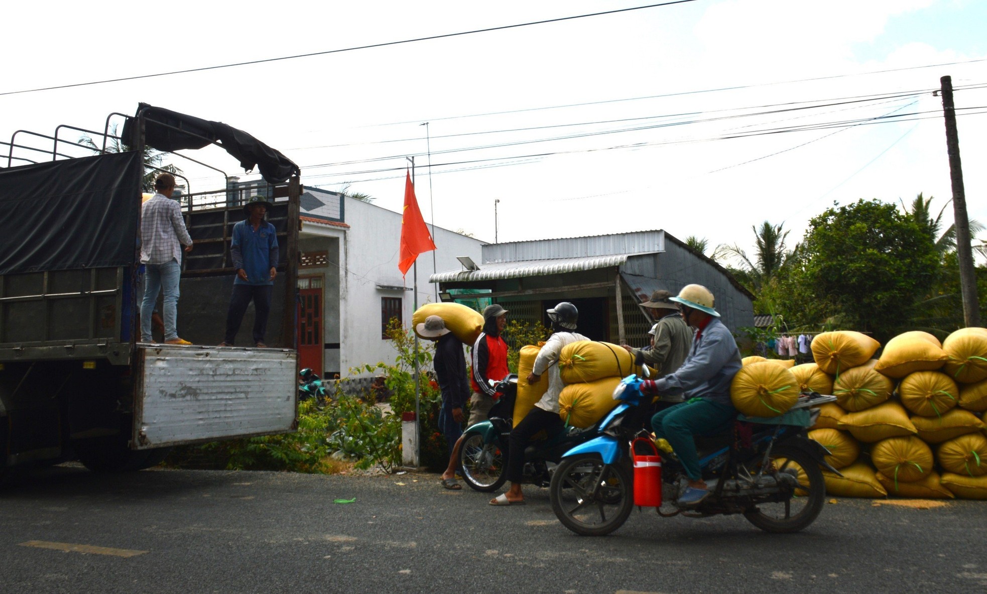 ตะวันตก ‘เดือดร้อน’ ภัยแล้ง น้ำเค็ม และดินถล่ม ภาพที่ 8