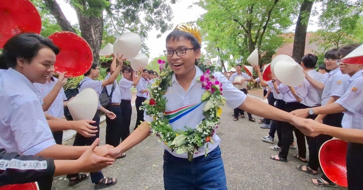 The champion of Road to Olympia 2024 reported his achievements in front of Uncle Ho's statue