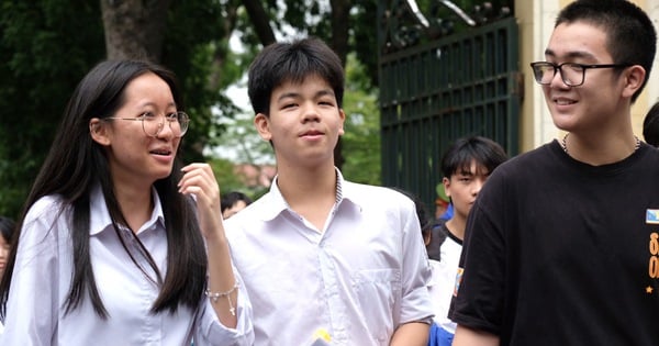 The benchmark score for entering grade 10 in Hanoi has dropped by 16.25 points, what happened?