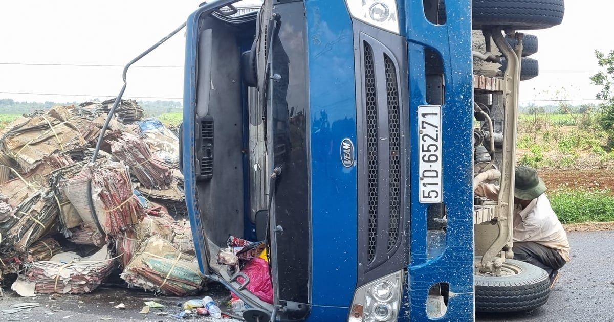 Truck lost control and overturned on Highway 25 | Gia Lai Electronic Newspaper