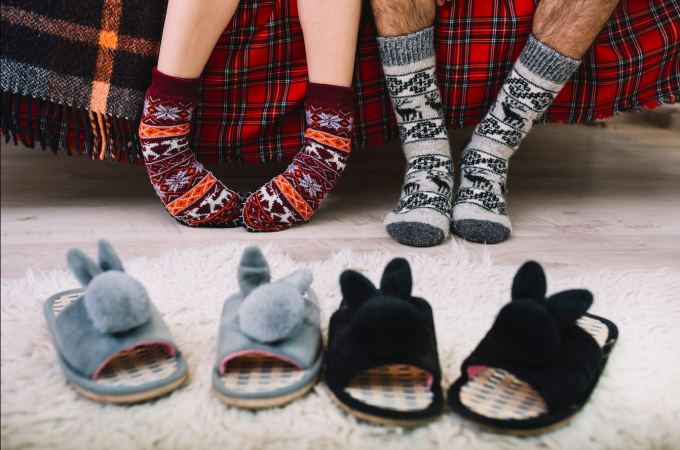 Les chaussettes aident à protéger du froid et à garder les petites articulations des pieds au chaud. Illustration : Freepik