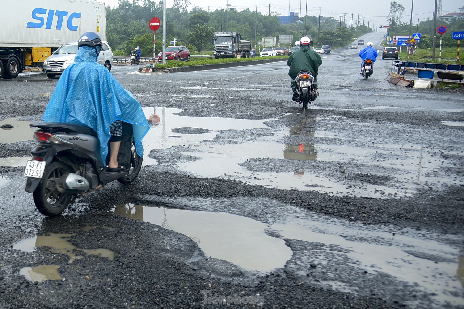 ダナンの国道14Bの路面は荒れ果て、穴だらけ、写真8