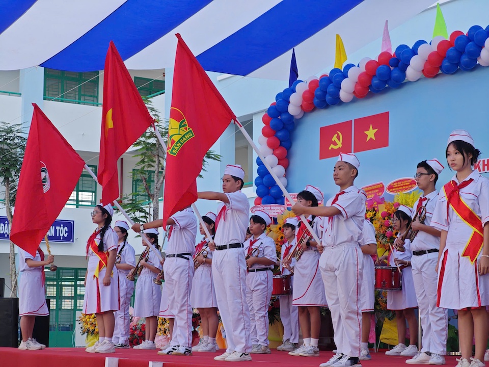 Учащиеся средней школы Binh Tri Dong B, района Бинь Тан, приветствуют новый учебный год