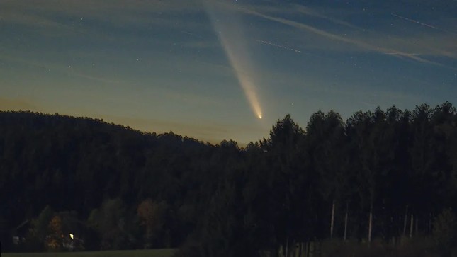 Rare illusion of a comet's second tail as it approaches Earth photo 1