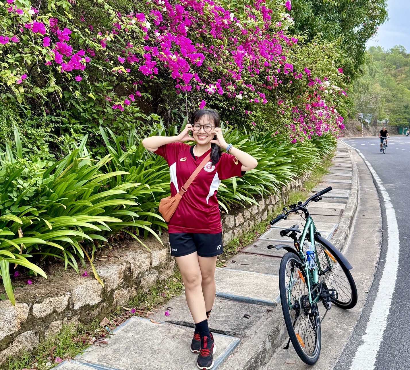 Junge Leute genießen es, in der leuchtenden Bougainvillea-Straße in Nha Trang einzukehren. Foto 13