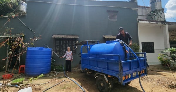 En la ciudad de Lam Dong, cientos de hogares solicitaron urgentemente camiones de bomberos para transportar agua.