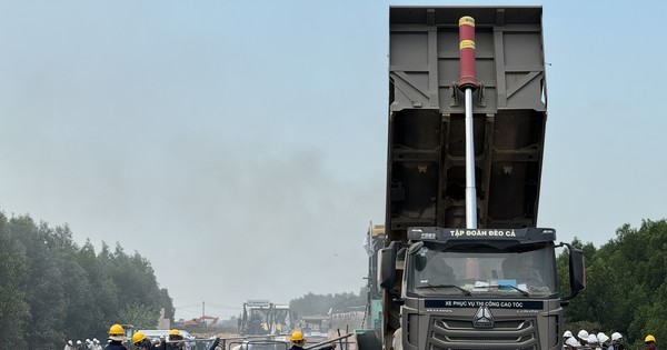 Nearly 6,000 people and machines, 50 construction teams on Quang Ngai Expressway