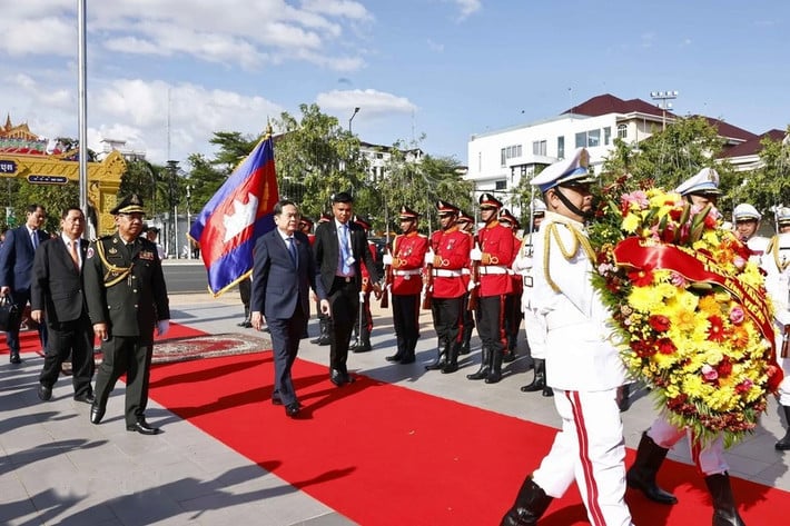 National Assembly Chairman Tran Thanh Man and a high-ranking delegation of the Vietnamese Party and State laid wreaths at the Independence Monument in Phnom Penh. Photo: Doan Tan/VNA