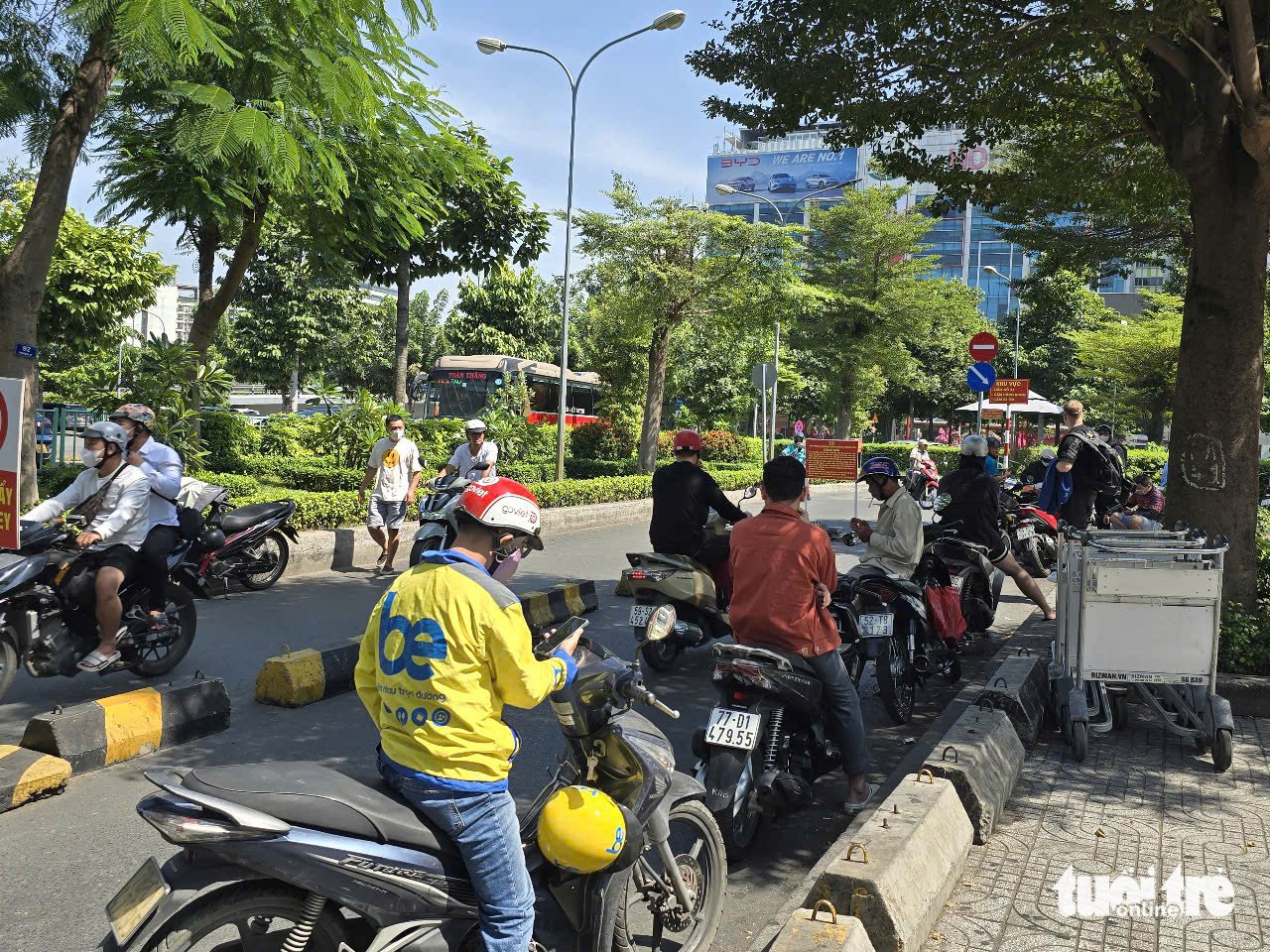 Kẹt xe, tài xế taxi ngại vào sân bay khiến khách mòn mỏi đợi - Ảnh 8.