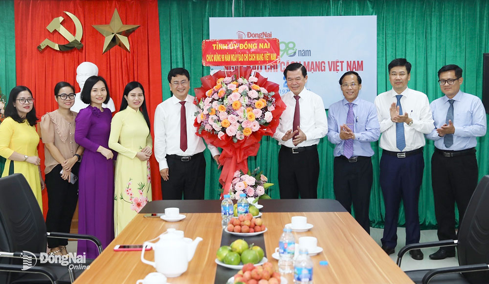 Provinzparteisekretär Nguyen Hong Linh überreicht Blumen, um der Zeitung Dong Nai zu gratulieren. Foto: Huy Anh