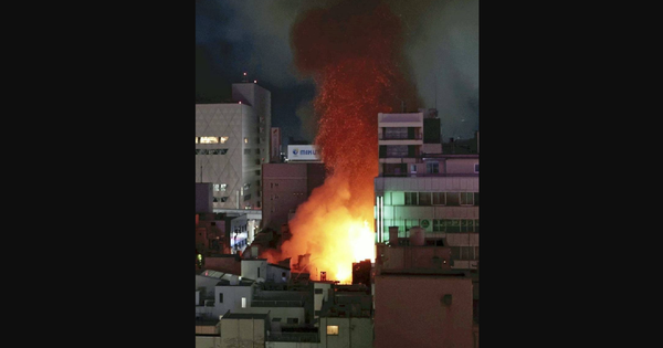 日本の有名な飲食店街の複数の建物が鍋をめぐって火災