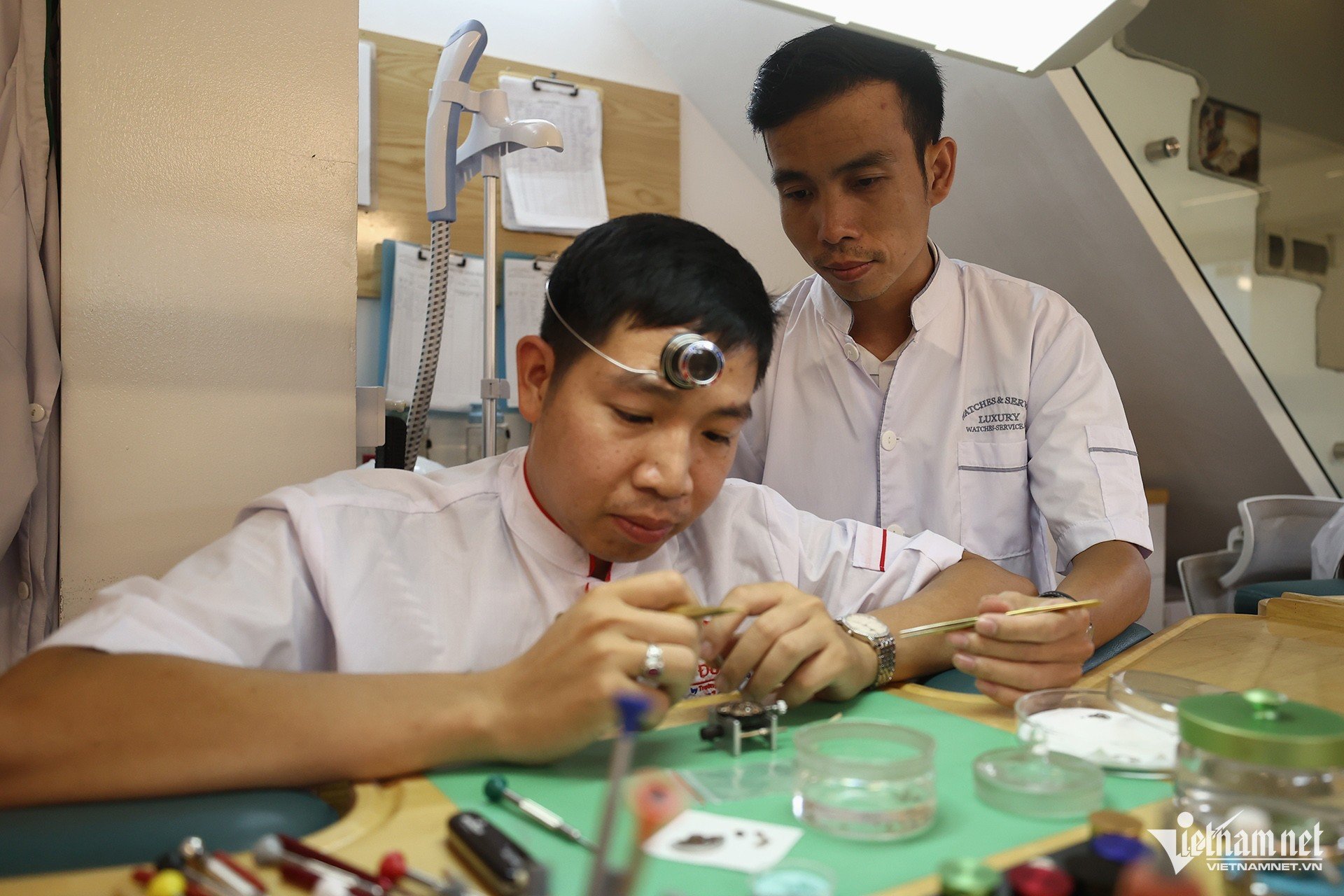 Junger Schuhputzer wird in Hanoi zum milliardenschweren Uhrenreparateur Foto 12