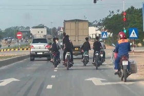 Un groupe de jeunes hommes tête nue tissant et tissant sur l'autoroute 32C