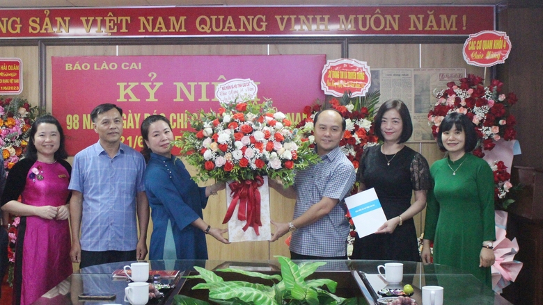 Lao Cai Provincial Social Insurance presented flowers to congratulate Lao Cai Newspaper..jpg