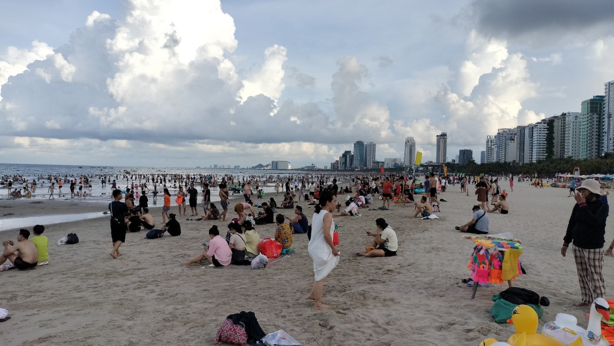 Sehen Sie sich abends das Feuerwerk an und genießen Sie tagsüber das Schwimmen am „schönsten Strand der Welt“. Foto 1