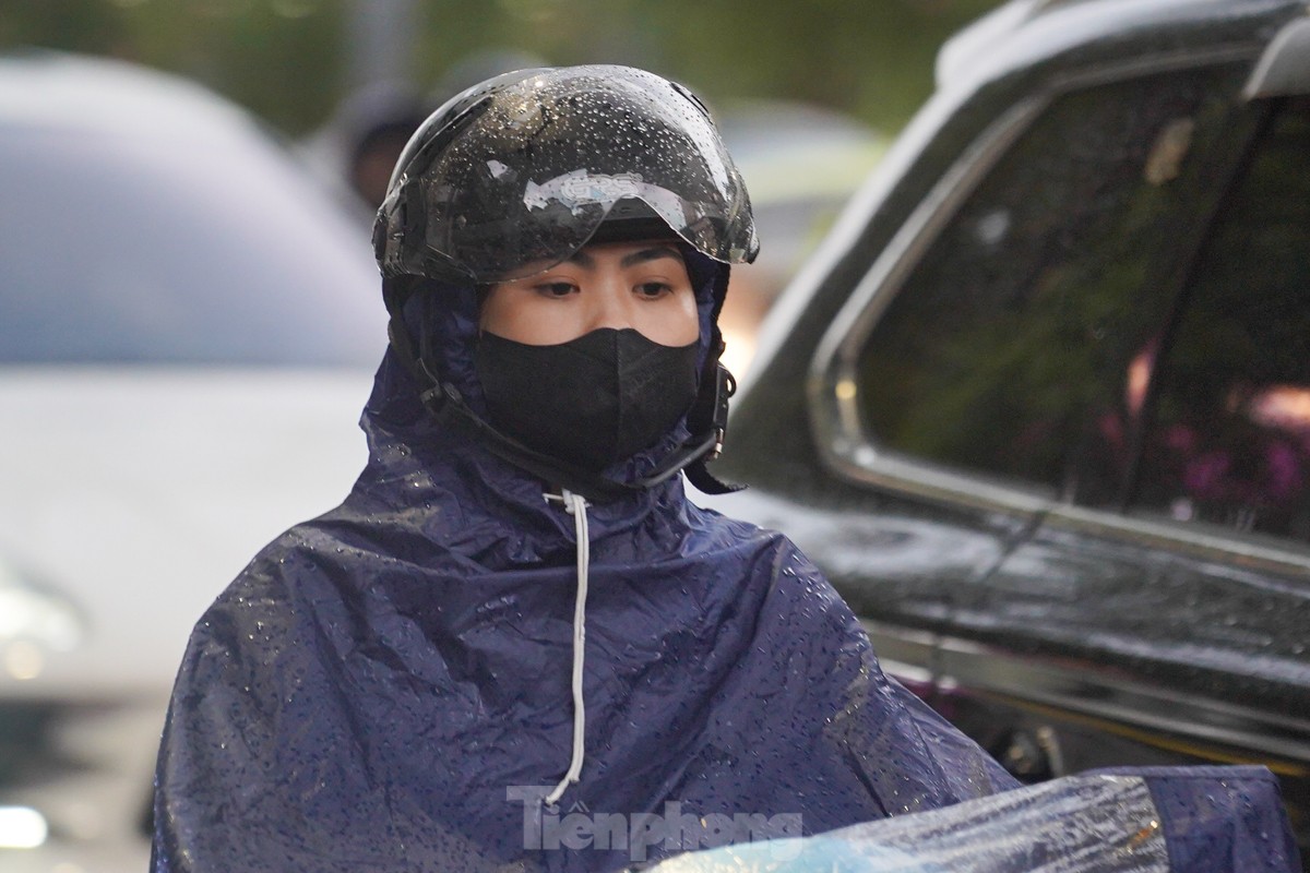 하노이 거리는 막혀 있고 사람들은 오후 비 속에서 집으로 돌아가기 힘들어합니다. 사진 7