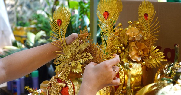 Las calabazas y los cocos bañados en oro cierran continuamente los pedidos antes del Año Nuevo Lunar