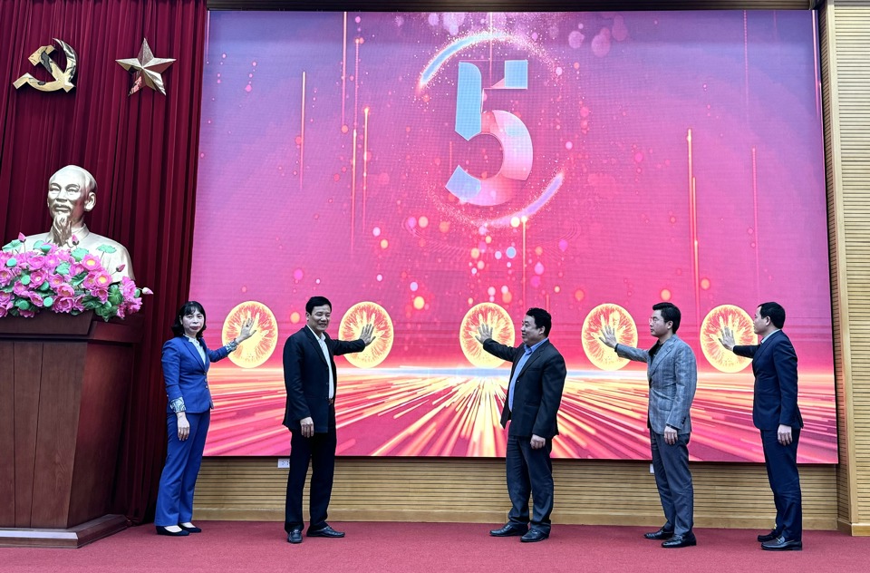 City and Dong Da district leaders pressed the button to launch the contest.