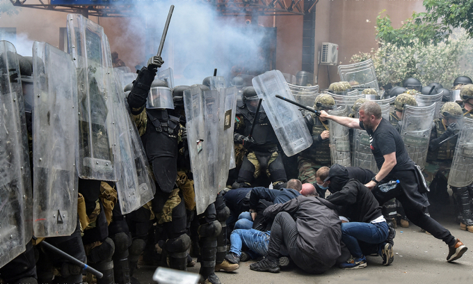 Người biểu tình gốc Serbia đụng độ với lính NATO tại thị trấn Zvecan, Kosovo ngày 29/5. Ảnh: Reuters