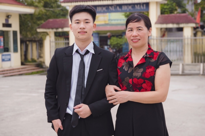 Pham Van Tien and his mother. Photo: Provided by the character