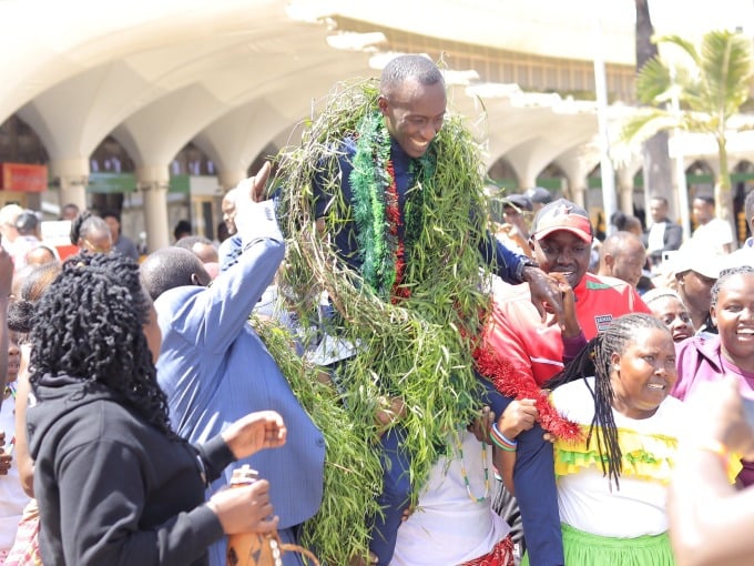 Kiptum a été accueilli en héros à son retour au Kenya le 10 octobre. Photo : Athlétisme Kenya