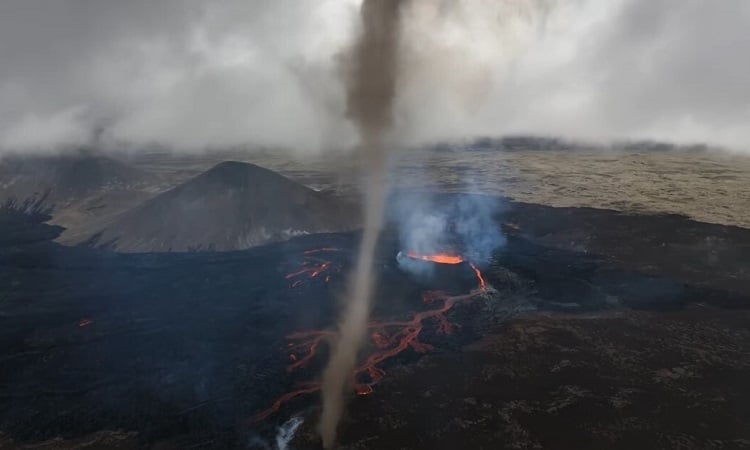 アイスランドで最も新しい火山が竜巻とともに噴火