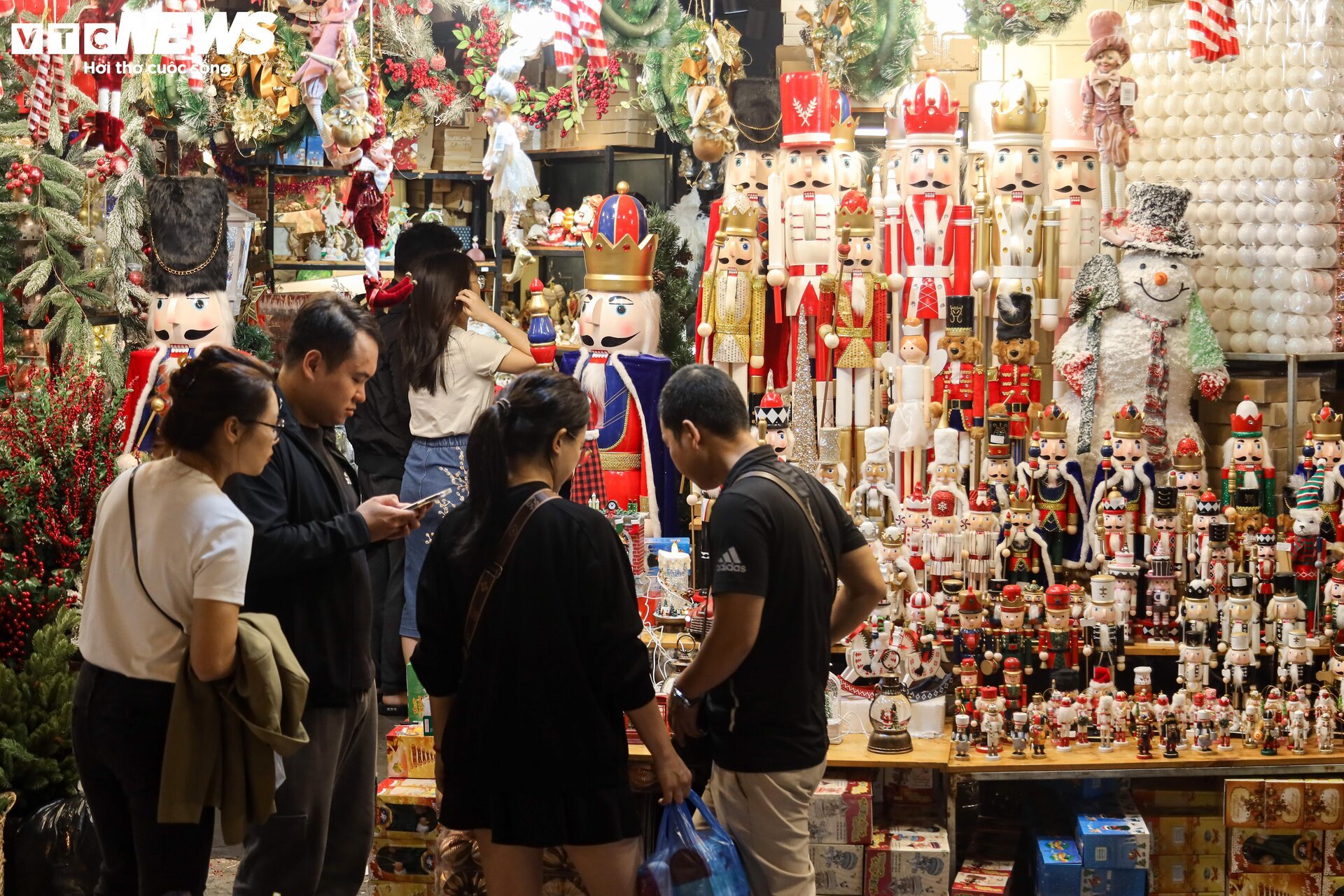 Les décorations de Noël 2023 sont vendues partout, les rues de Hanoi sont colorées - 16