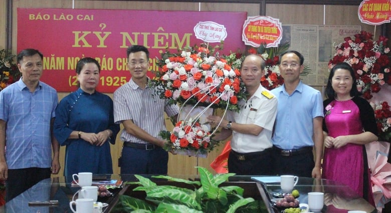 Lao Cai Provincial Tax Department presents flowers to congratulate Lao Cai Newspaper..jpg