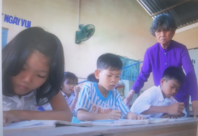 'Còn sức khỏe, tui còn cho trò nghèo cái chữ!' - Ảnh 2.