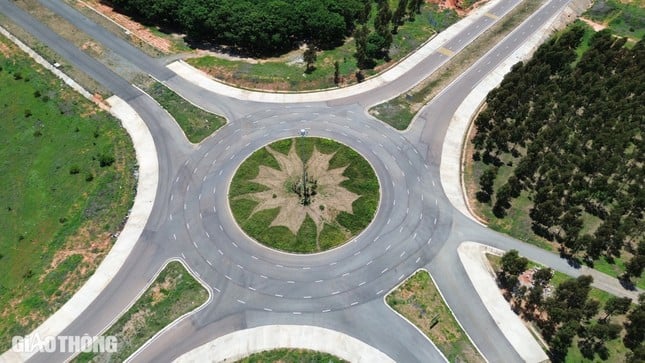 Vista de la autopista Phan Thiet-Dau Giay antes del día de apertura (foto 8)