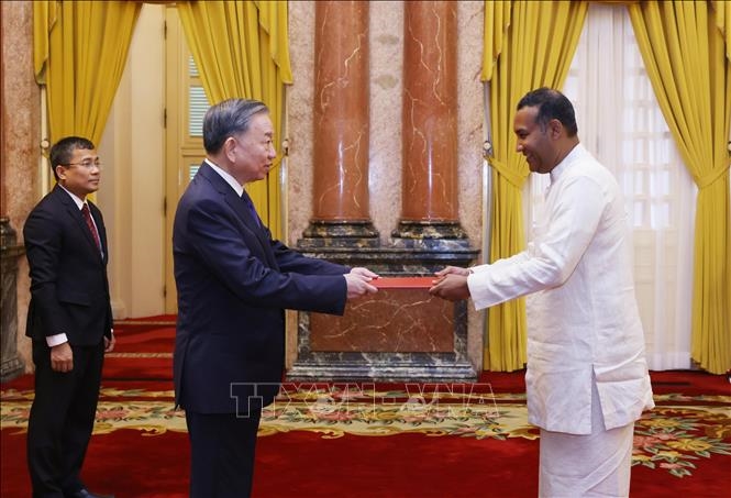 Le Secrétaire général et le Président reçoivent l'Ambassadeur du Sri Lanka présentant ses lettres de créance