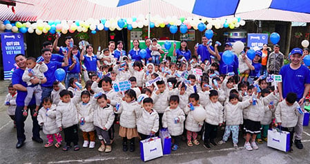 EL FONDO DE LECHE RISE TALL VIETNAM TRAE REGALOS CÁLIDOS Y DELICIOSA LECHE A LOS NIÑOS DE LAS TIERRAS ALTAS DE TUYEN QUANG