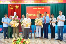 Head of the Provincial Party Committee's Organizing Committee awarded the 70-year and 75-year Party membership badges in Phu Ninh district.