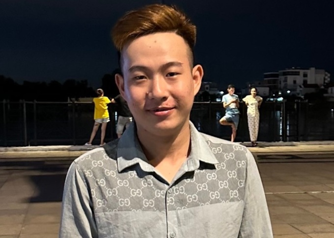 คุณ Au Van Tuan หลังจากช่วยชีวิตแม่และลูกที่ริมฝั่งแม่น้ำไซ่ง่อน ภาพโดย: Yen Khanh