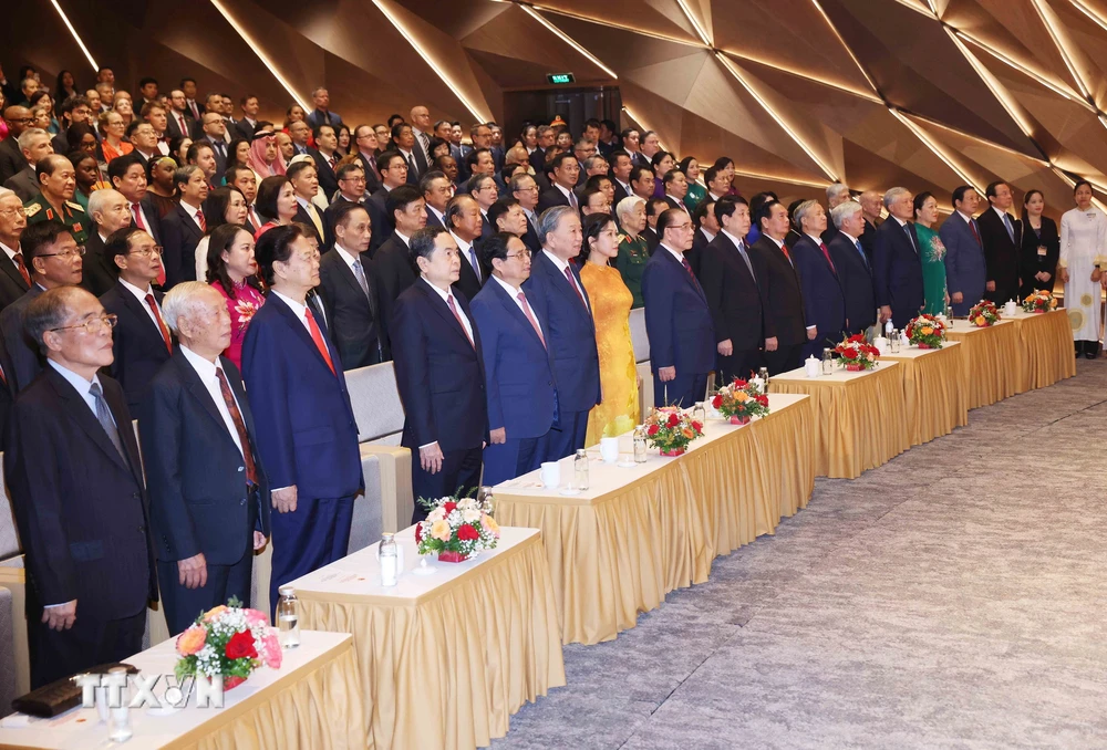 El Secretario General y Presidente To Lam y los delegados realizan la ceremonia de saludo a la bandera. (Foto: Lam Khanh/VNA)