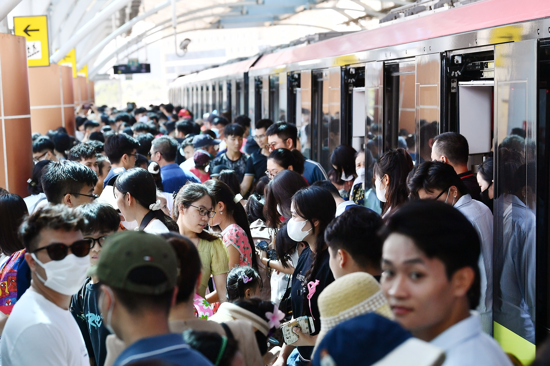 週末、ニョン・ハノイ駅の地下鉄に「海」のような人々が押し寄せた