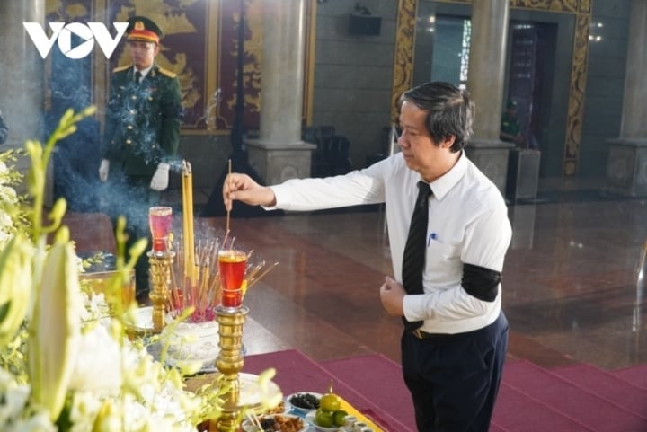 Minister of Education and Training Nguyen Kim Son offers incense.