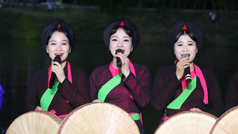 Quan Ho folk song performance on boat photo 1