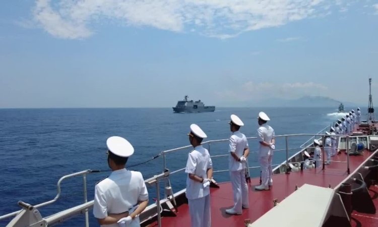 Vietnamese frigate holds naval parade in Philippines