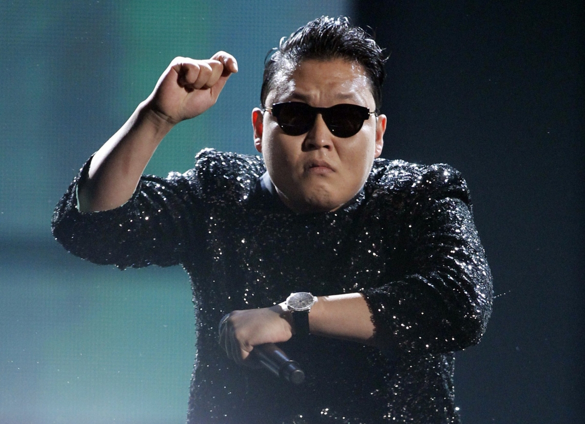 psy sang viet nam hat chung san khau cung hieuthuhai, karik, mono hinh anh 1